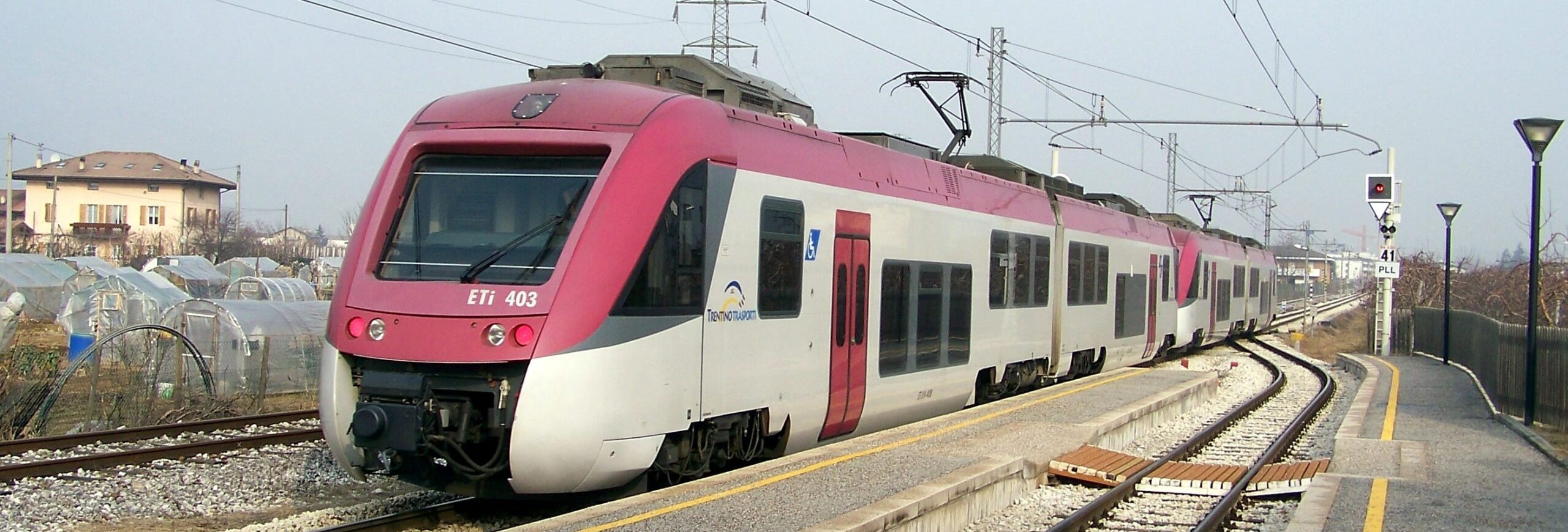 Una composizione ETi 410 + ETi 403 in partenza dalla stazione di Gardolo