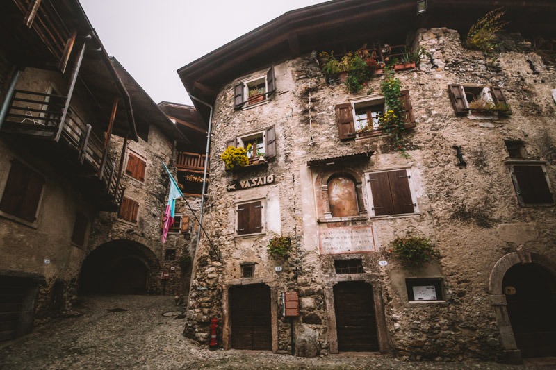 lago-di-tenno-borgo-medievale-canale-piazza